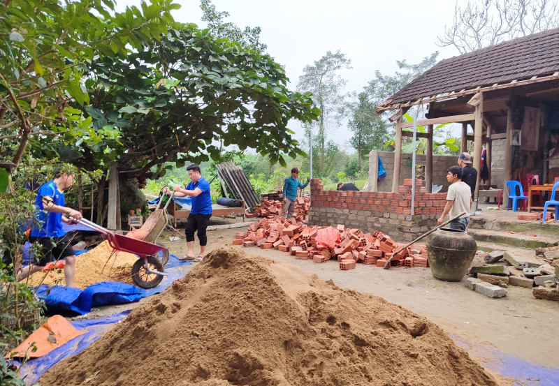 Phong trào xóa nhà tạm, nhà dột nát được tuổi trẻ huyện Tuyên Hóa hưởng ứng nhiệt tình.