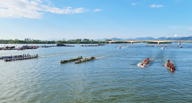 Lễ hội đua thuyền truyền thống trên sông Nhật Lệ.