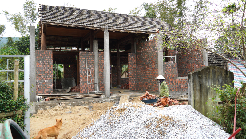 Ngôi nhà của bà Trần Thị Quý ở thôn Linh Cận Sơn, xã Quảng Sơn đang được xây dựng phần tường bao.