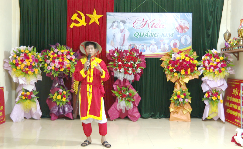 Ngoài thời gian làm việc ở xã, anh Giả Thanh Hà, Phó Chủ tịch HĐND xã Quảng Kim tích cực tham gia tập luyện, biểu diễn nghệ thuật hát Kiều.