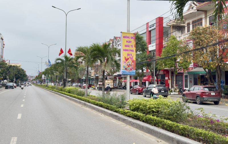 Pano, khẩu hiệu hưởng ứng Ngày Quốc tế hạnh phúc được treo tại các trục đường chính trên địa bàn TP. Đồng Hới.