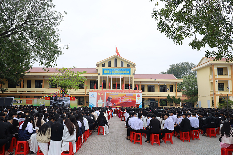 Triển lãm có sự tham gia của đông đảo giáo viên, học sinh Trường THPT Lương Thế Vinh.