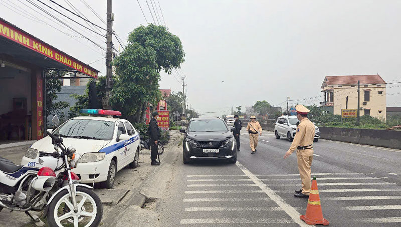 Các tổ công tác gồm Cảnh sát giao thông phối hợp với các lực lượng tăng cường tuần tra, kiểm soát, bảo đảm trật tự, an toàn giao thông trên địa bàn.
