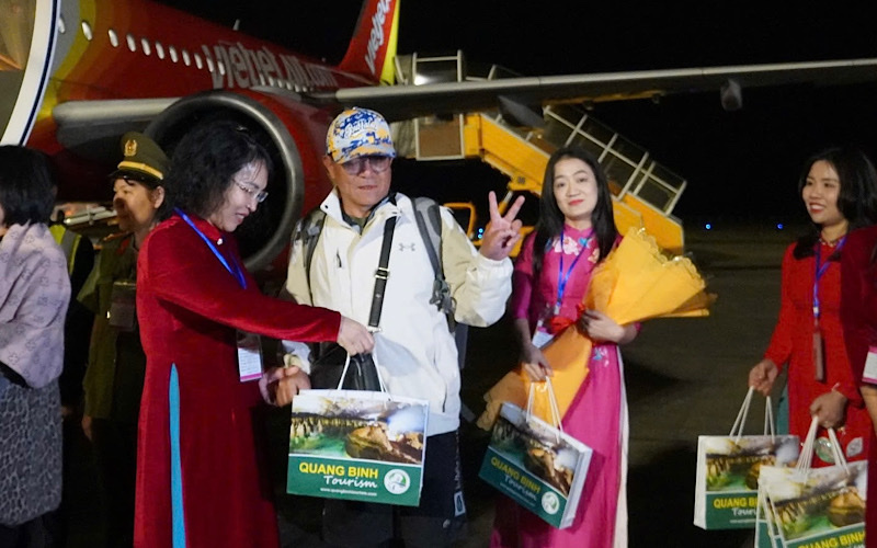 Bà Nguyễn Thị Bích Thuỷ, TUV, Giám đốc Sở Văn hóa, Thể thao và Du lịch đã trực tiếp đón và tặng hoa cho đoàn khách, phi hành đoàn.