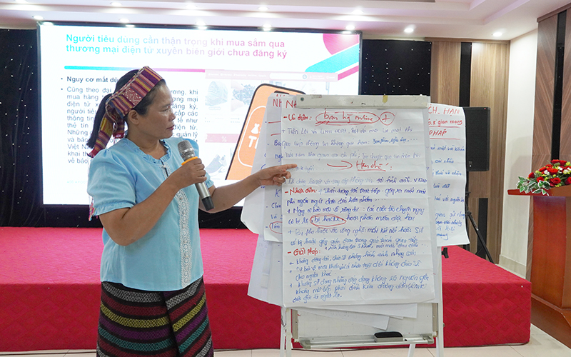 Chị Hồ Thị Thư (trưởng bản Đá Chát, xã Trường Sơn, Quảng Ninh) tham gia lớp tập huấn dành cho các tổ truyền thông cộng đồng tại TP. Đồng Hới.