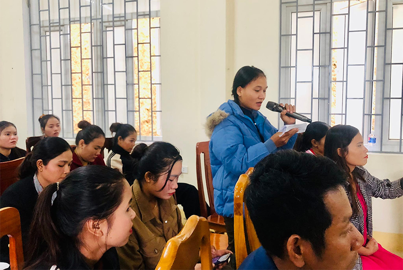 Chị em phụ nữ tham gia hội nghị đối thoại chính sách tại xã Dân Hóa (Minh Hóa).