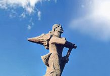 Tượng đài Mẹ Suốt, tác phẩm đặc sắc của nhà điêu khắc Phan Đình Tiến.