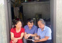 Tăng hơn 4.000 người tham gia bảo hiểm xã hội tự nguyện Các nhân viên thu BHXH tích cực “đi từng ngõ, gõ từng nhà” để tuyên truyền về chính sách BHXH tự nguyện.