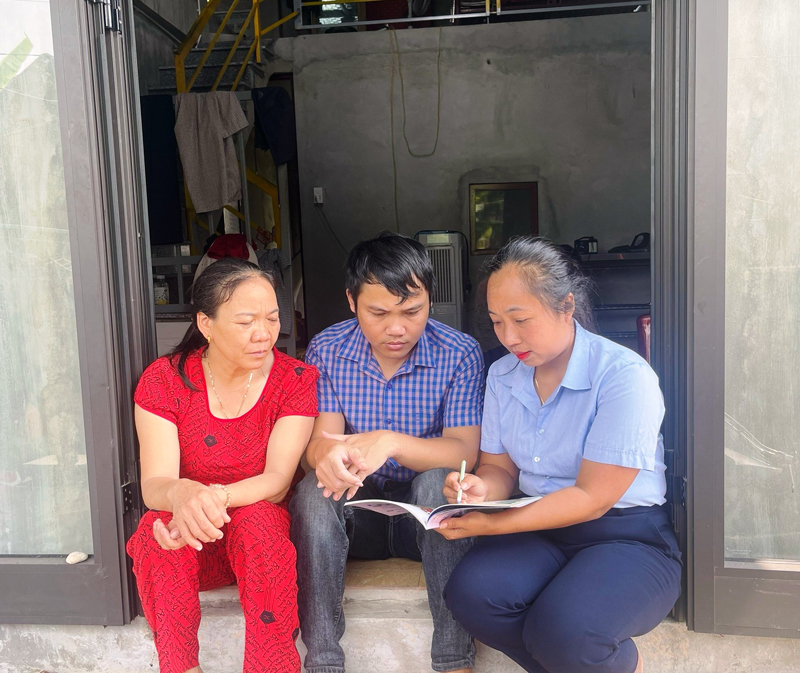 Các nhân viên thu BHXH tích cực “đi từng ngõ, gõ từng nhà” để tuyên truyền về chính sách BHXH tự nguyện.