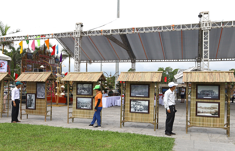 Ấn tượng chương trình triển lãm ảnh “Đồng Hới xưa và nay” tại Quảng trường Hồ Chí Minh.