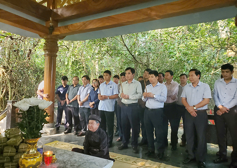 Lễ dâng hương tại đền thờ thác Bụt, xã Yên Hóa, Minh Hóa.