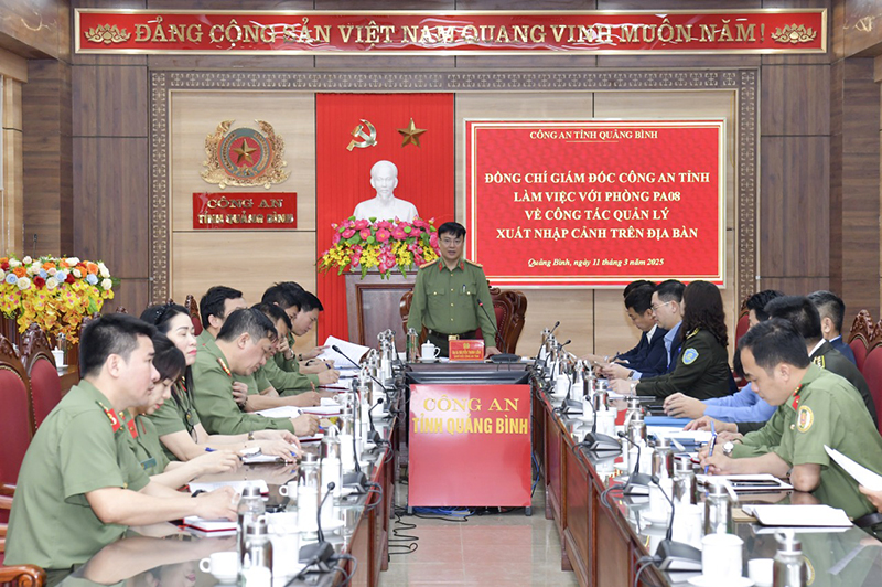 Đại tá Nguyễn Thanh Liêm, Giám đốc Công an tỉnh làm việc với các lực lượng liên quan về công tác bảo đảm an ninh hàng không.