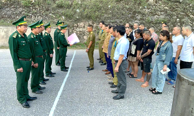 Đồn Biên phòng cửa khẩu quốc tế Cha Lo tiếp nhận 16 công dân Việt Nam tại mốc 528. Ảnh: Hoài Nam
