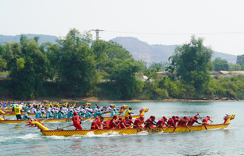 Lễ hội đua thuyền truyền thống huyện Bố Trạch là dịp để quảng bá hình ảnh con người, du lịch của địa phương.