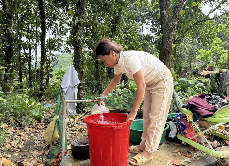 Người dân bản Ho Rum, xã Kim Thủy có nước sạch về bản.