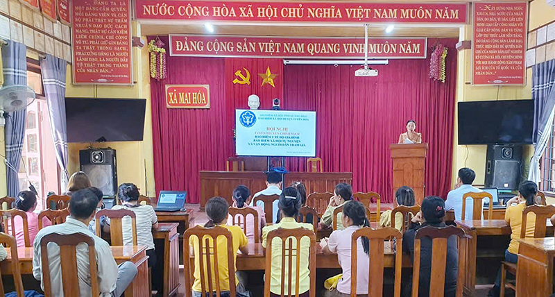 Bảo hiểm xã hội huyên Tuyên Hóa tuyên truyền cho người dân về các chính sách bảo hiểm trên địa bàn xã Mai Hóa.