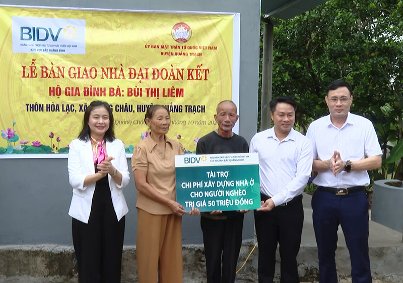 Khánh thành và bàn giao nhà “Đại đoàn kết” cho bà Bùi Thị Liêm, xã Quảng Châu.