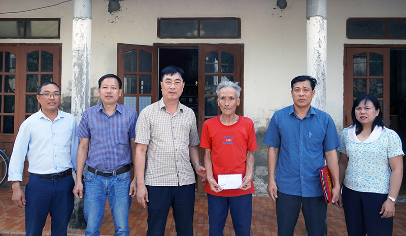 Lãnh đạo huyện Quảng Ninh thăm hỏi, động viên các gia đình có công với cách mạng được hỗ trợ xây dựng và sửa chữa nhà ở.