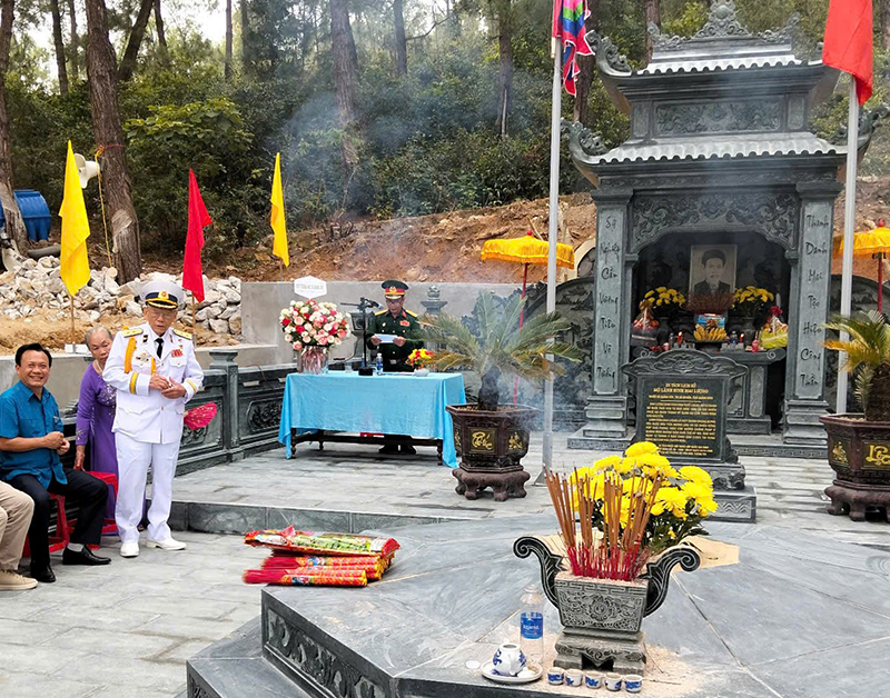 Ngôi mộ Lãnh binh Mai Lượng vừa được tu bổ.