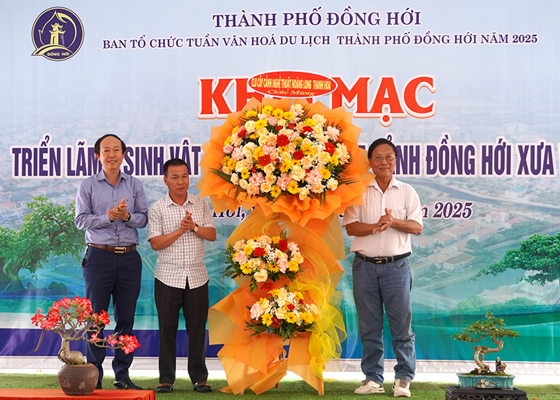 Hội Sinh vật cảnh các tỉnh, thành phố tặng hoa chúc mừng triển lãm.