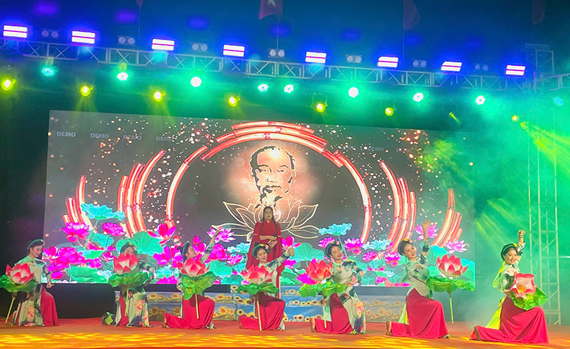 Chủ đề về Bác Hồ, quê hương, đất nước là nội dung chính của các tiết mục văn nghệ.