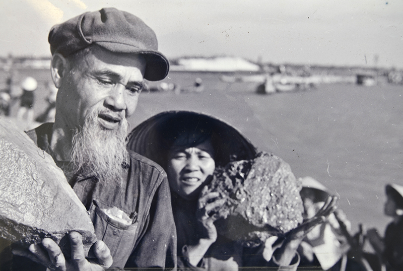 Người dân Đồng Hới góp đá thi công cầu Dài, năm 1973. Ảnh: Tư liệu