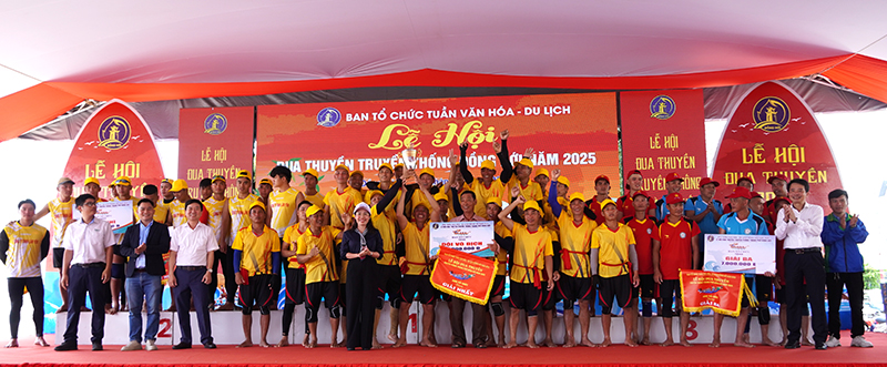 Lãnh đạo TP. Đồng Hới trao giải nhất, nhì, ba cho đội đoạt giải.