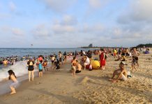 Bãi biển Nhật Lệ thu hút du khách.