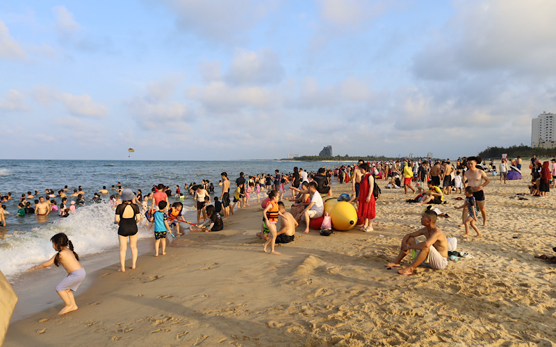 Bãi biển Nhật Lệ thu hút du khách.