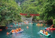  Khách du lịch trải nghiệm ở điểm du lịch suối nước Moọc.