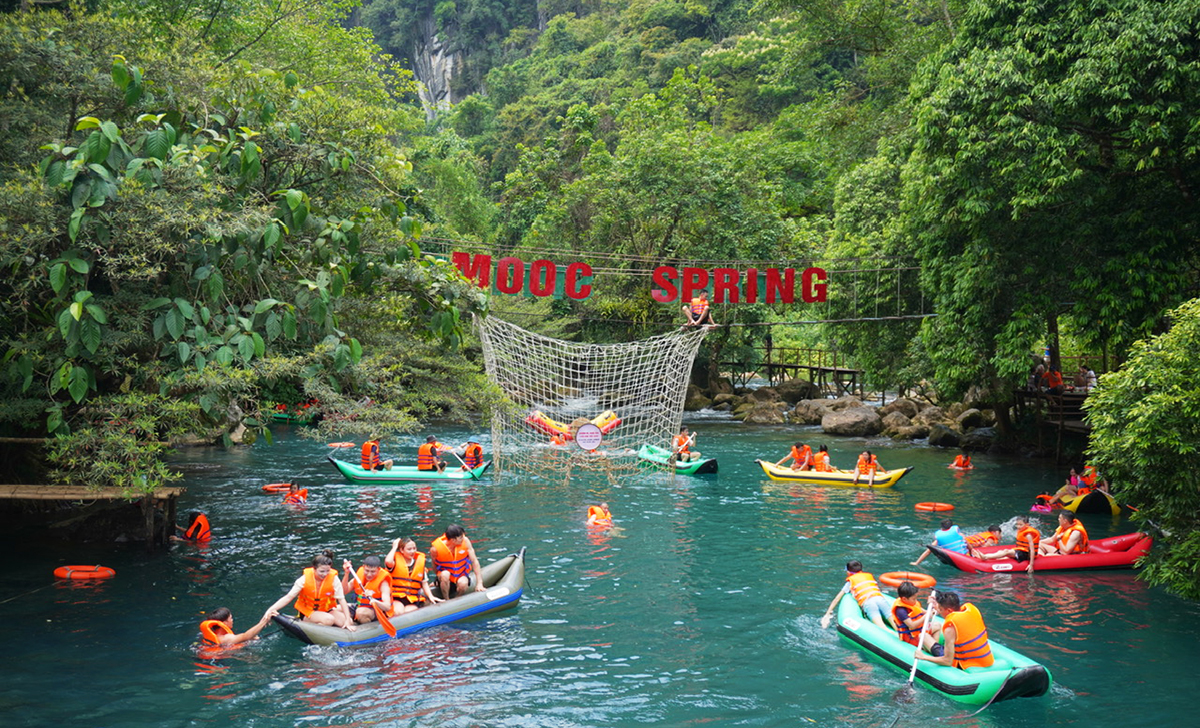  Khách du lịch trải nghiệm ở điểm du lịch suối nước Moọc.