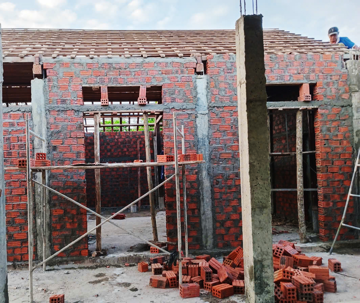 Công tác sửa chữa, xây mới nhà ở cho gia đình người có công với cách mạng luôn được huyện Lệ Thủy quan tâm.  