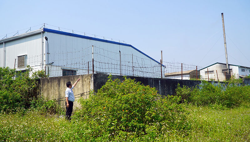 Khu vực hàng rào Xí nghiệp may Hà Quảng, nơi kẻ gian đột nhập để đánh cắp tài sản.