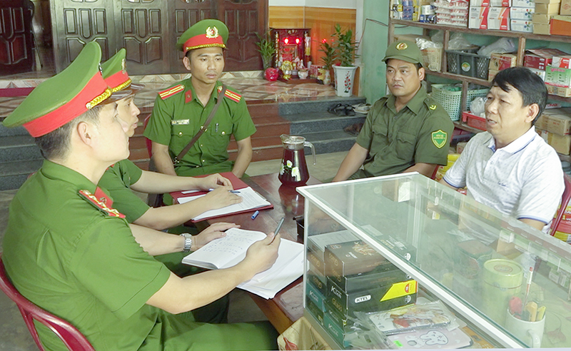 Lực lượng Công an xã Hưng Trạch thường xuyên bám địa bàn, nắm bắt tình hình  trong nhân dân.