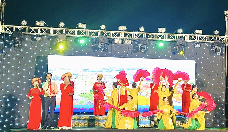 Chương trình văn nghệ gây quỹ xóa nhà tạm, nhà dột nát là điểm nổi bật của Mặt trận các cấp huyện Bố Trạch.