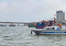 Lực lượng chức năng bảo đảm an toàn cho lễ hội đua thuyền trên sông Nhật Lệ, TP. Đồng Hới dịp lễ 30/4 và 1/5.