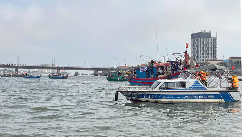 Lực lượng chức năng bảo đảm an toàn cho lễ hội đua thuyền trên sông Nhật Lệ, TP. Đồng Hới dịp lễ 30/4 và 1/5.