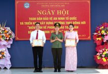 Ngày hội toàn dân bảo vệ an ninh Tổ quốc Trao bằng khen của Công an tỉnh cho tập thể và cá nhân có thành tích cao trong phong trào “Toàn dân bảo vệ an ninh Tổ quốc”.