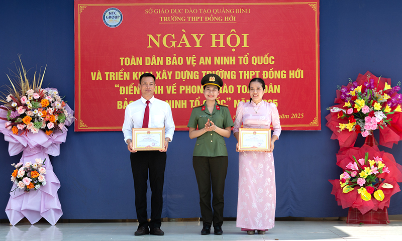 Trao bằng khen của Công an tỉnh cho tập thể và cá nhân có thành tích cao trong phong trào “Toàn dân bảo vệ an ninh Tổ quốc”.