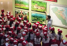 Sức hấp dẫn từ không gian trưng bày về đồng bào dân tộc thiểu số Các em thiếu nhi háo hức tìm hiểu không gian trưng bày văn hóa các dân tộc thiểu số tại Bảo tàng Tổng hợp tỉnh.