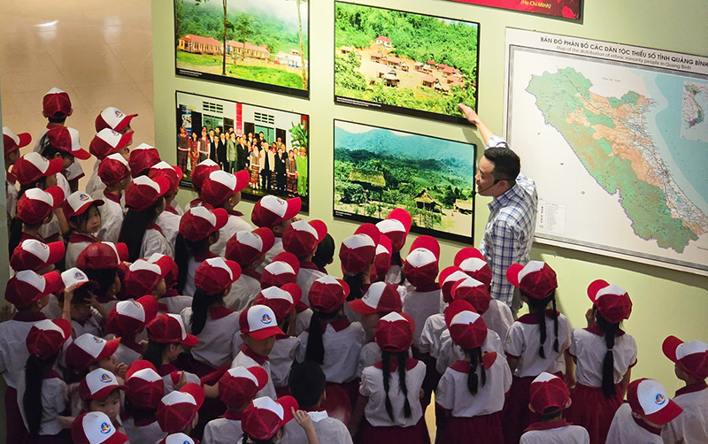 Các em thiếu nhi háo hức tìm hiểu không gian trưng bày văn hóa các dân tộc thiểu số tại Bảo tàng Tổng hợp tỉnh.