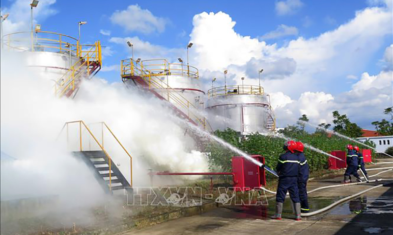 Lực lượng phòng cháy, chữa cháy thực hiện các nội dung diễn tập. Ảnh Hồng Ninh/TTXVN