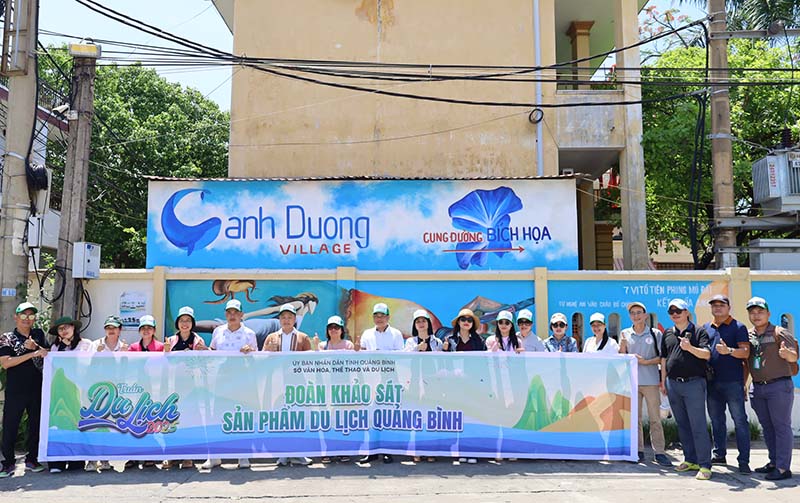 Đoàn famtrip đến tham quan làng bích hoạ Cảnh Dương.