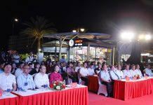 Các đại biểu dự lễ khai mạc.