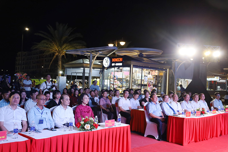 Các đại biểu dự lễ khai mạc.