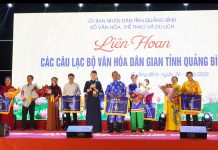 Đại diện lãnh đạo Sở Văn hóa-Thể thao và Du lịch trao giải nhất cho CLB Tuồng bộ Khương Hà.