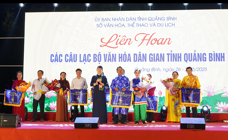 Đại diện lãnh đạo Sở Văn hóa-Thể thao và Du lịch trao giải nhất cho CLB Tuồng bộ Khương Hà.