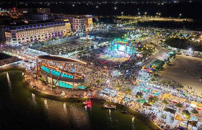 Rất đông du khách đến vui chơi, trải nghiệm tại tổ hợp phố đi bộ, phố đêm Regal Legend.