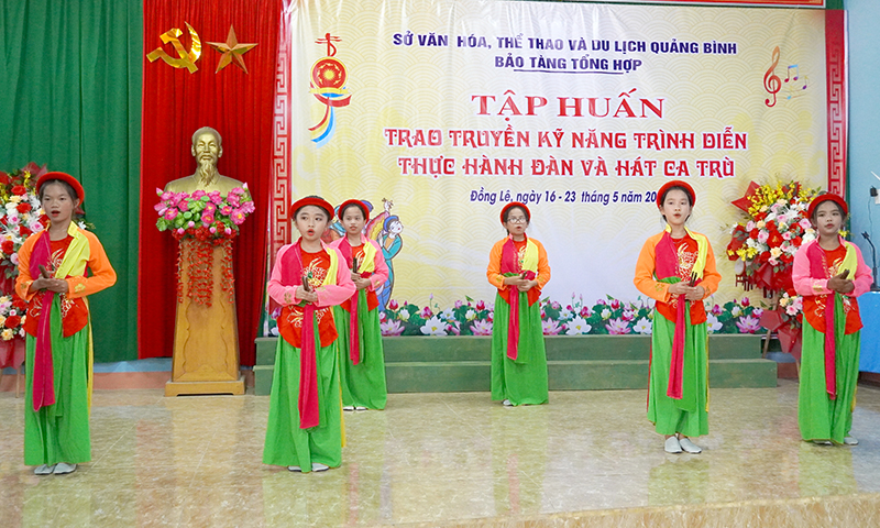 Ca trù đã và đang được trao truyền cho thế hệ trẻ.