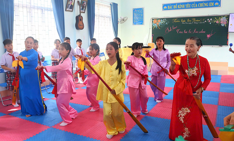 Học sinh được trải nghiệm không gian hò khoan, chèo cạn ngay tại trường học.